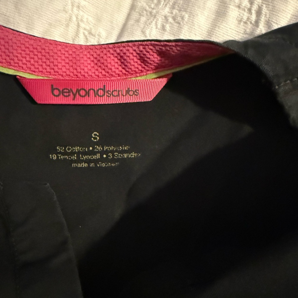 Beyond Scrubs Black Women's top size s - Picture 2 of 3
